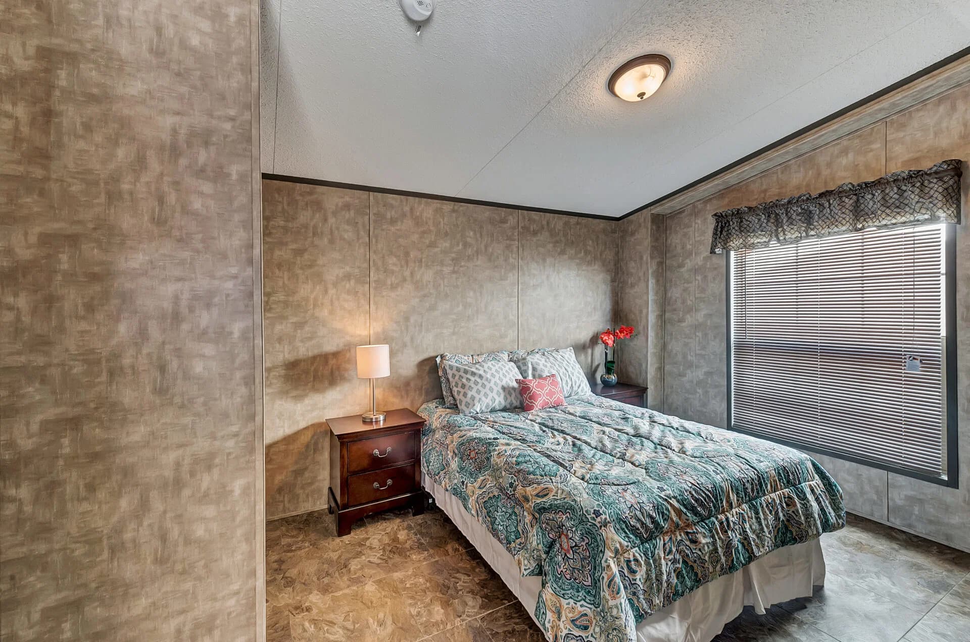 Select s-1680-32b bedroom home features