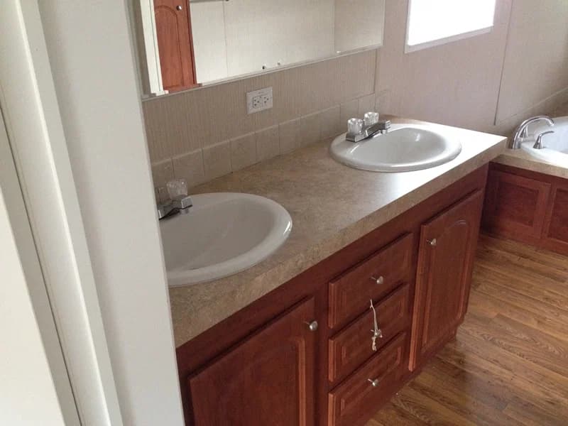 Scott 2852 bathroom home features