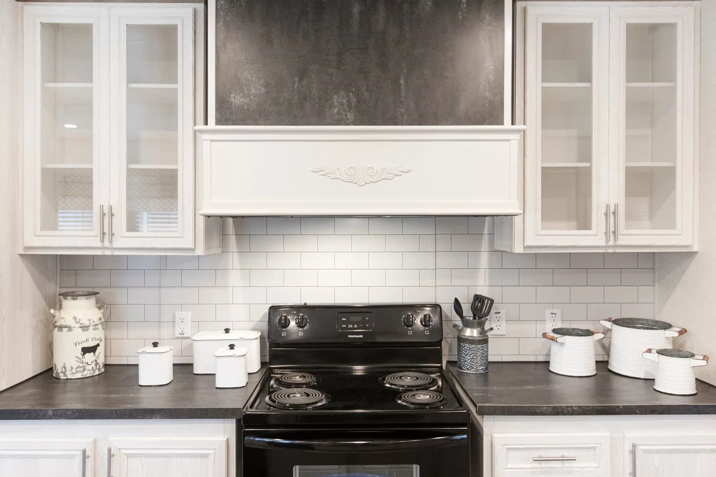 The southern farmhouse kitchen home features