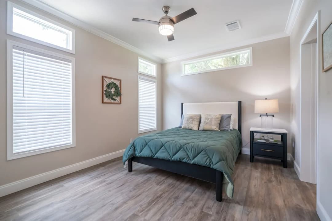 The chariot 24442a bedroom home features