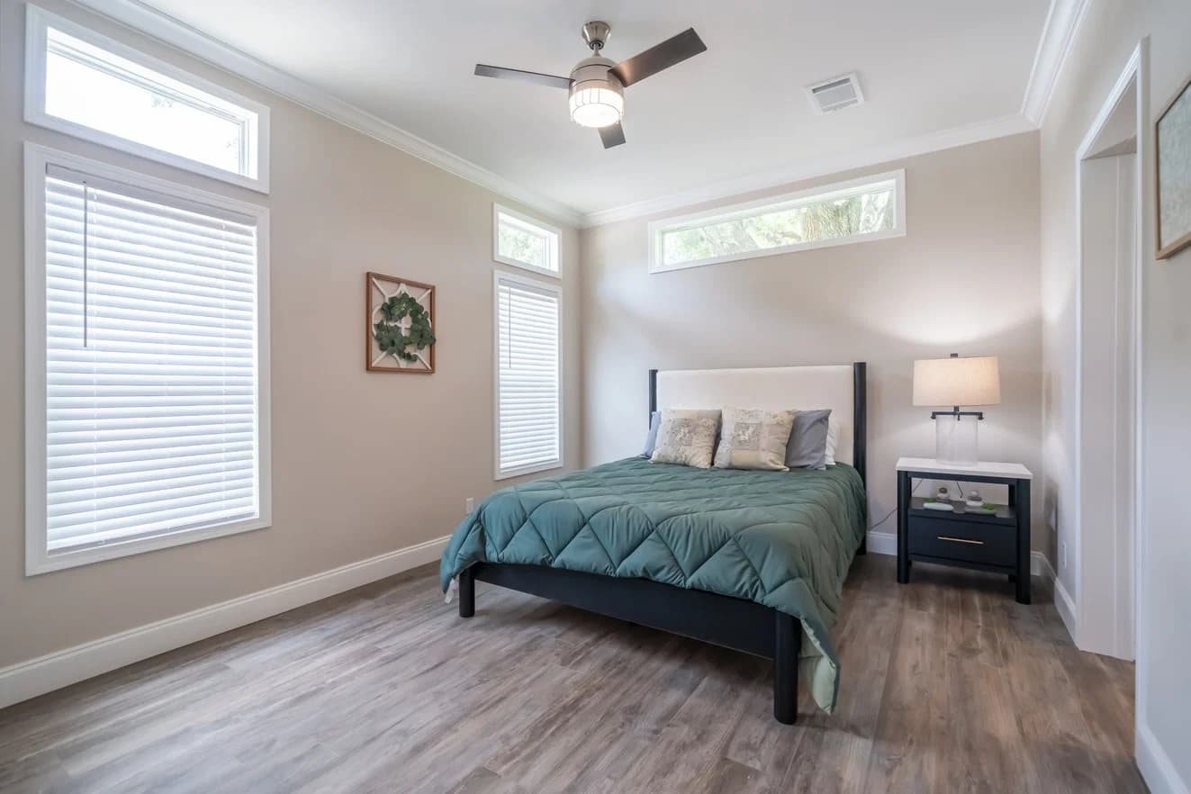 The chariot 24442a bedroom home features