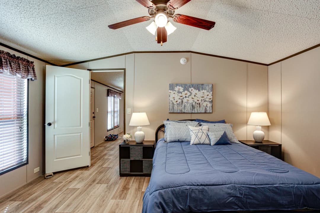 Select s-1672-32b bedroom home features