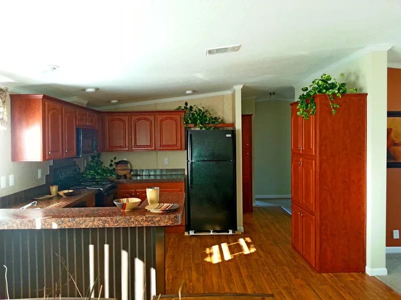Scott 2852 kitchen and hero home features