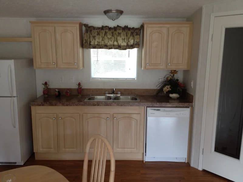 Danielle 2844 kitchen and hero home features