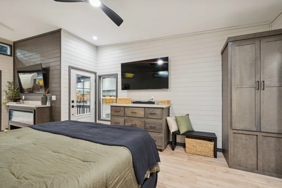 Cottonwood 14361h bedroom home features