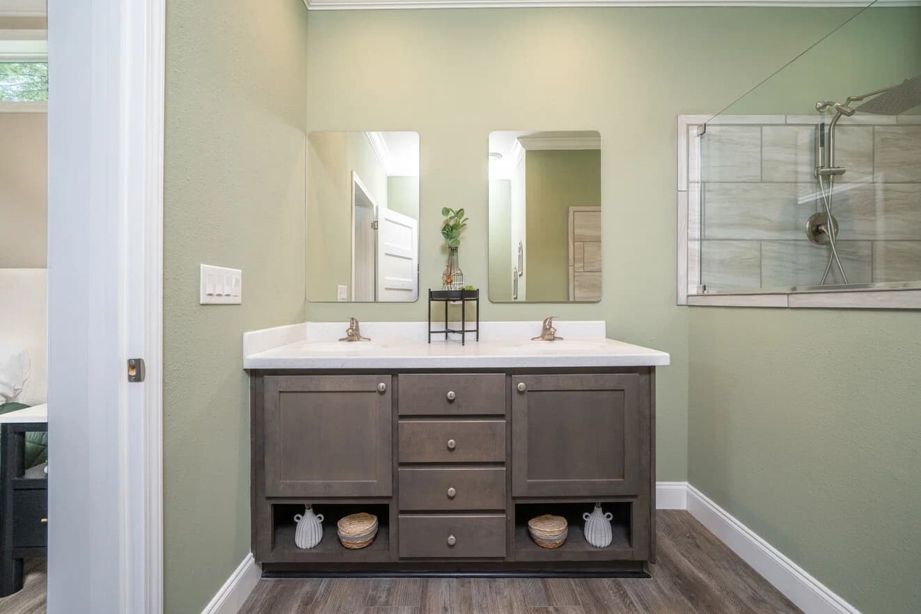 The chariot 24442a bathroom home features