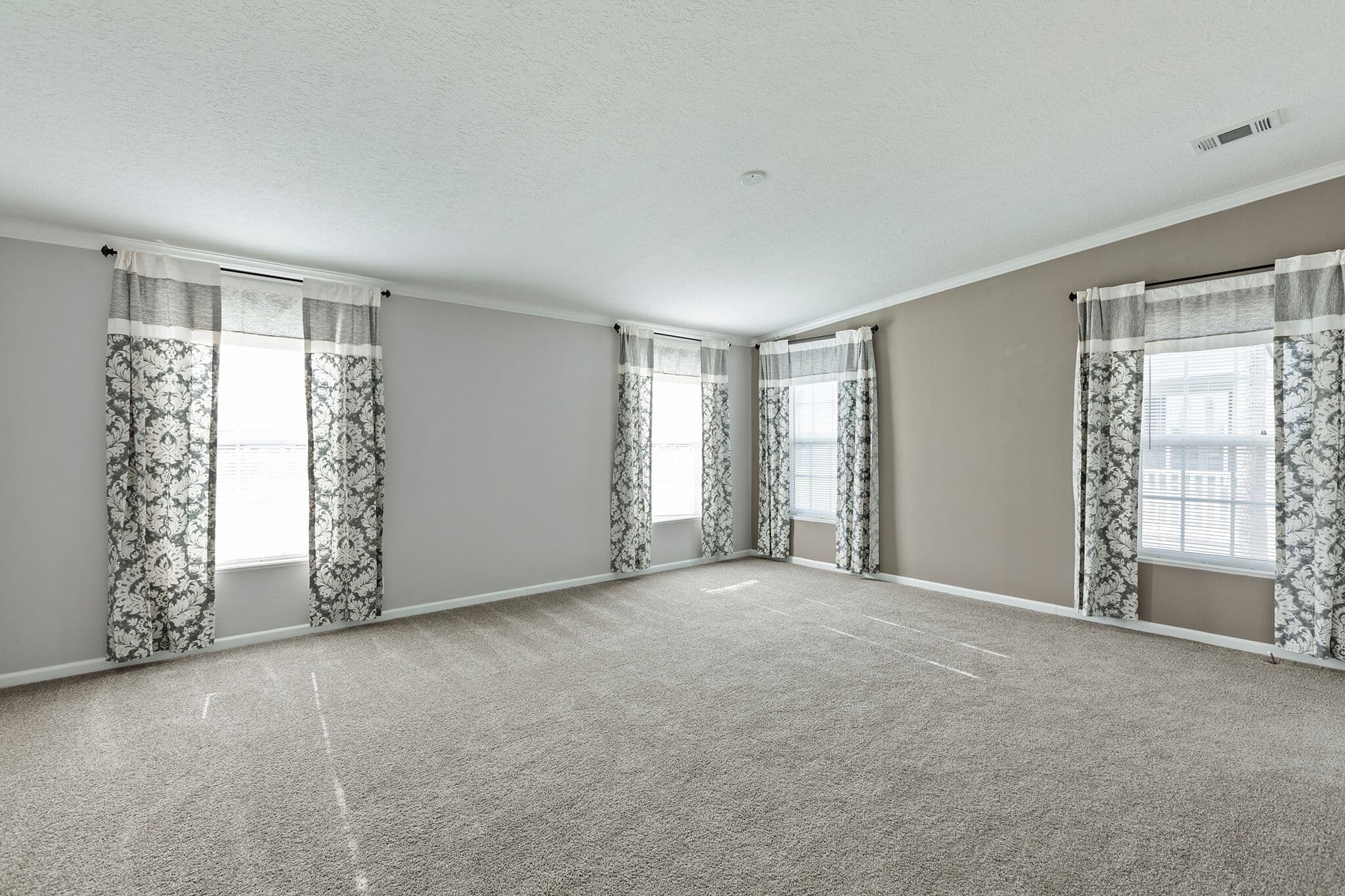Adrian 3272 bedroom home features