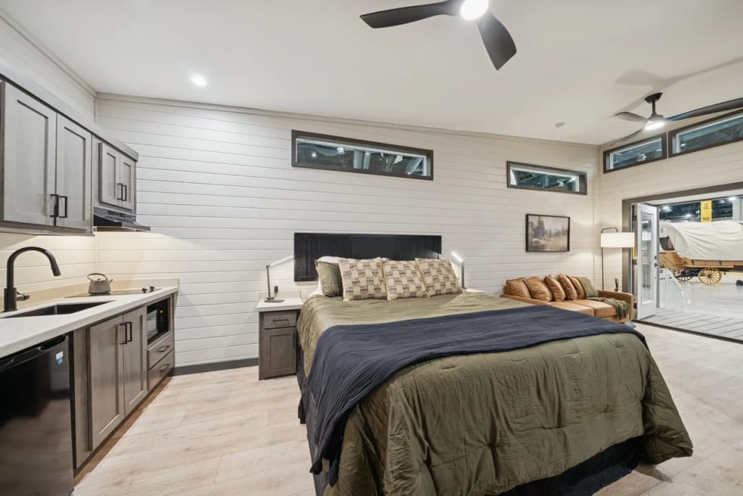 Cottonwood 14361h bedroom home features