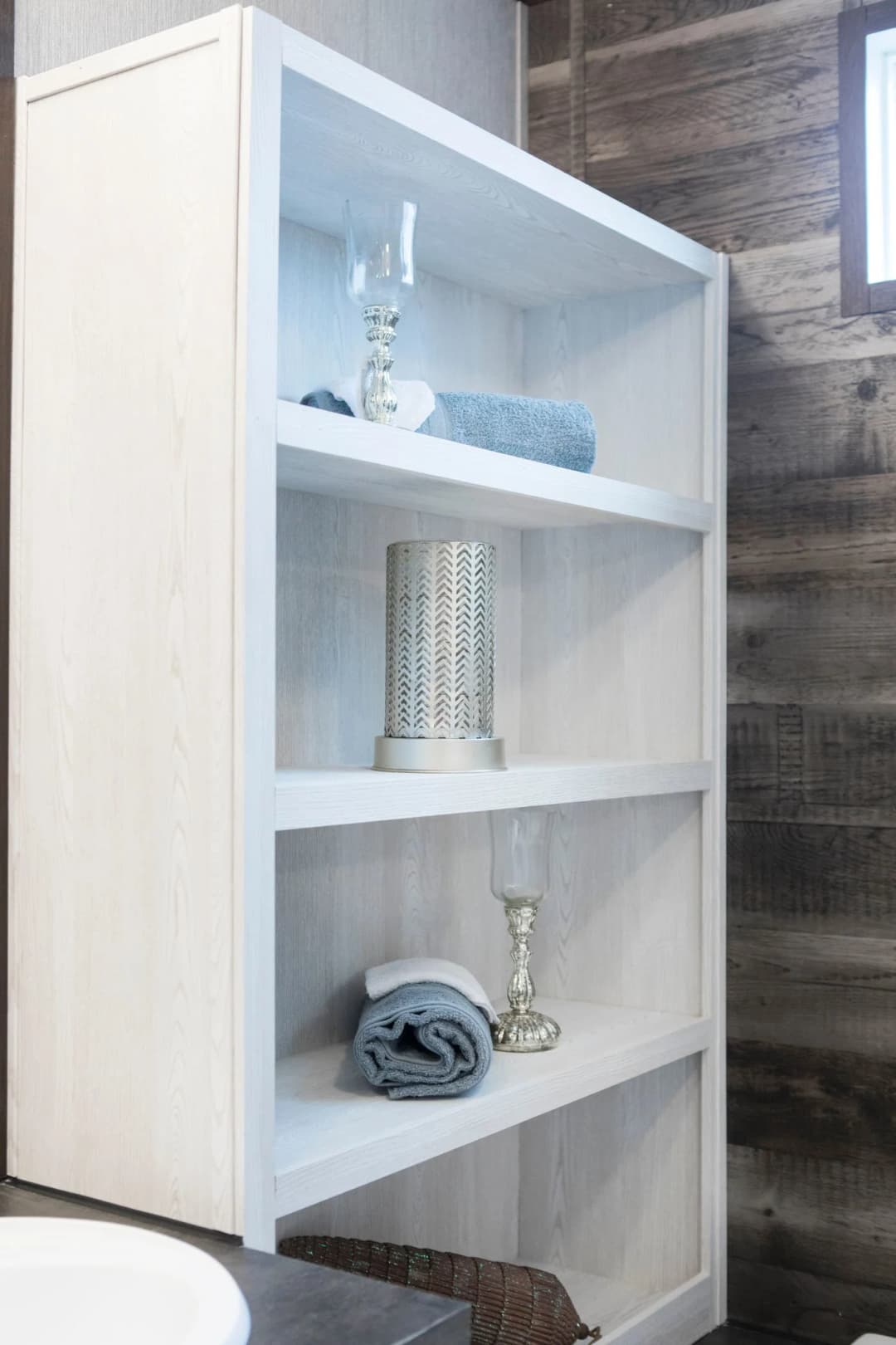 The seaside bathroom home features