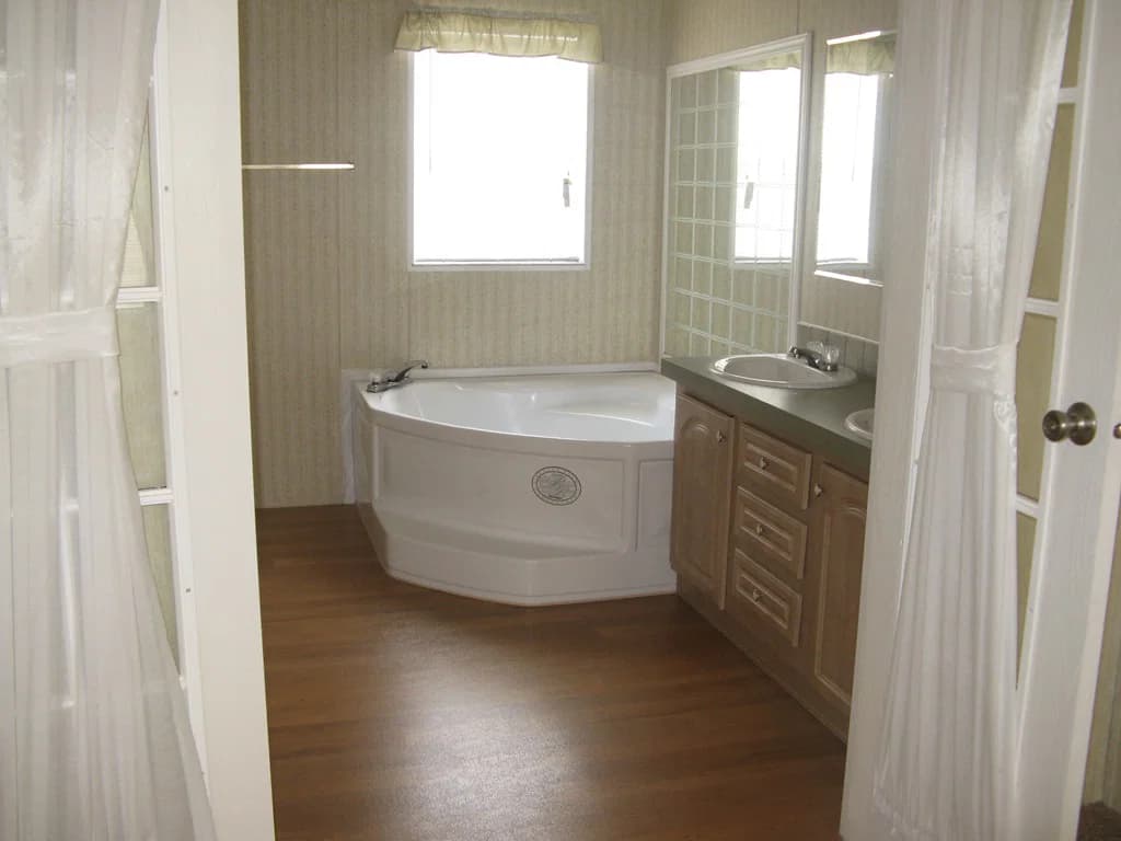 Tracy 3 br 4260 bathroom home features