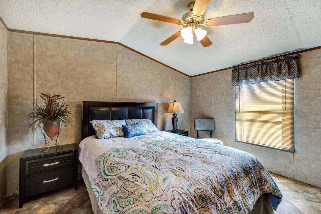 Select s-1684-42a bedroom home features