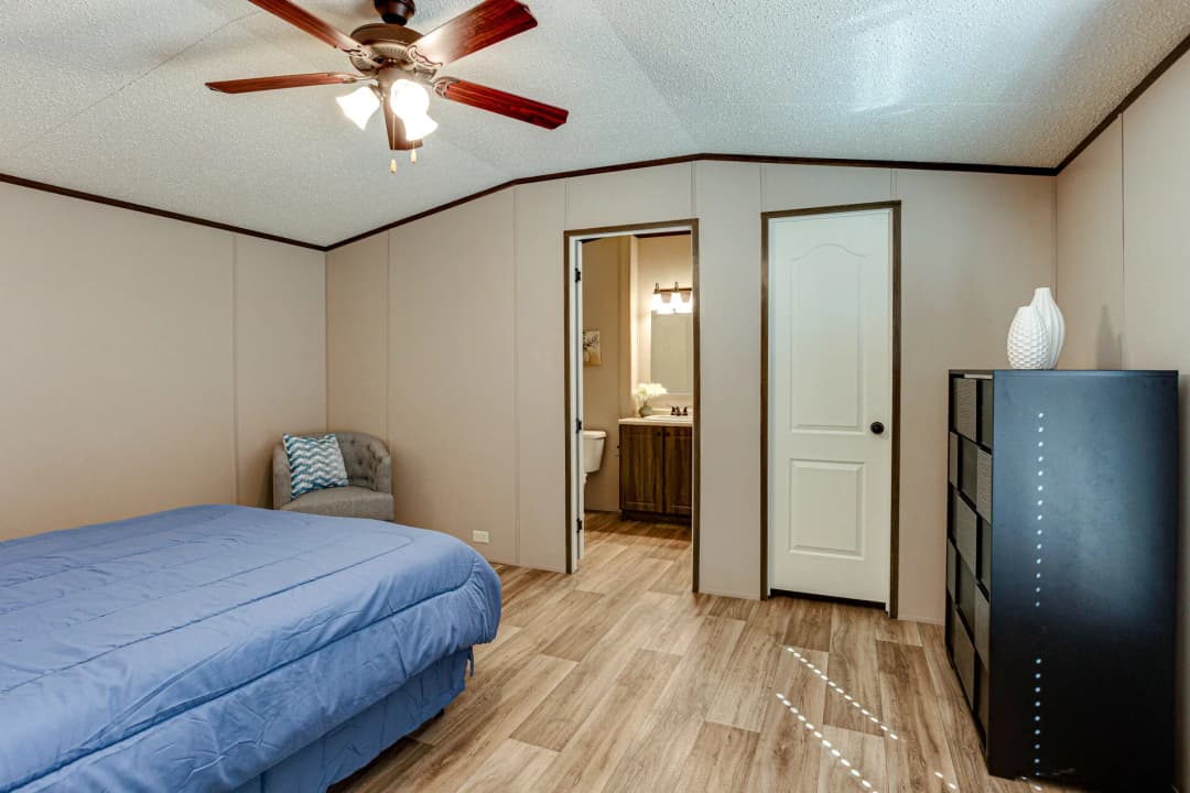 Select s-1672-32b bedroom home features