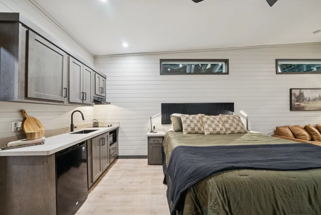 Cottonwood 14361h bedroom home features