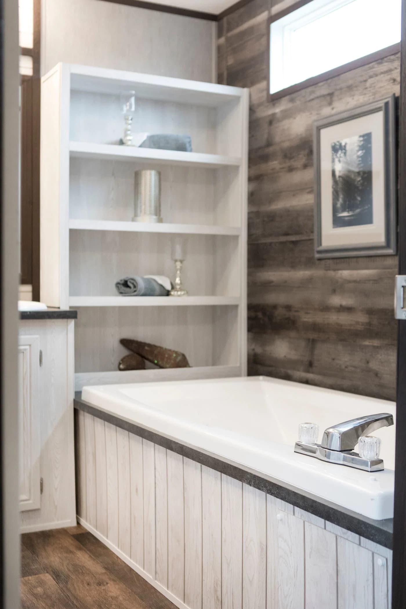 The seaside bathroom home features