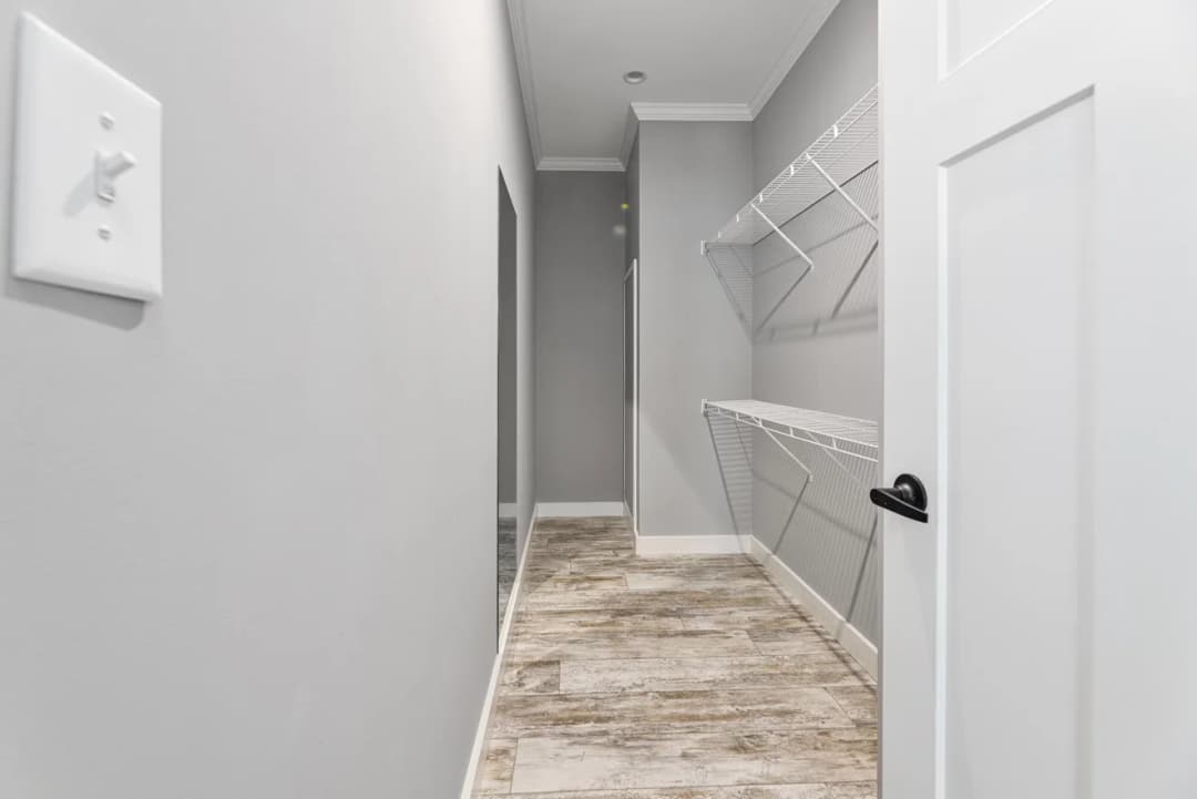Cottage farmhouse 28522j interior home features