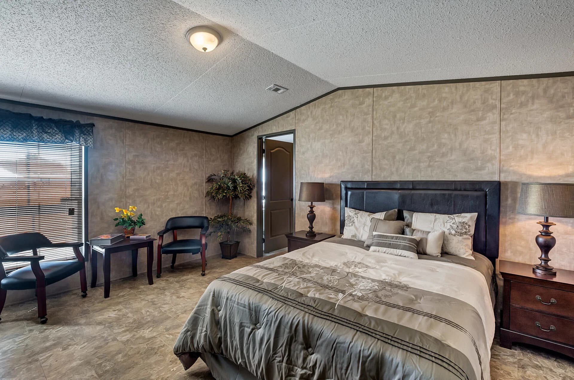 Select s-1680-32b bedroom home features