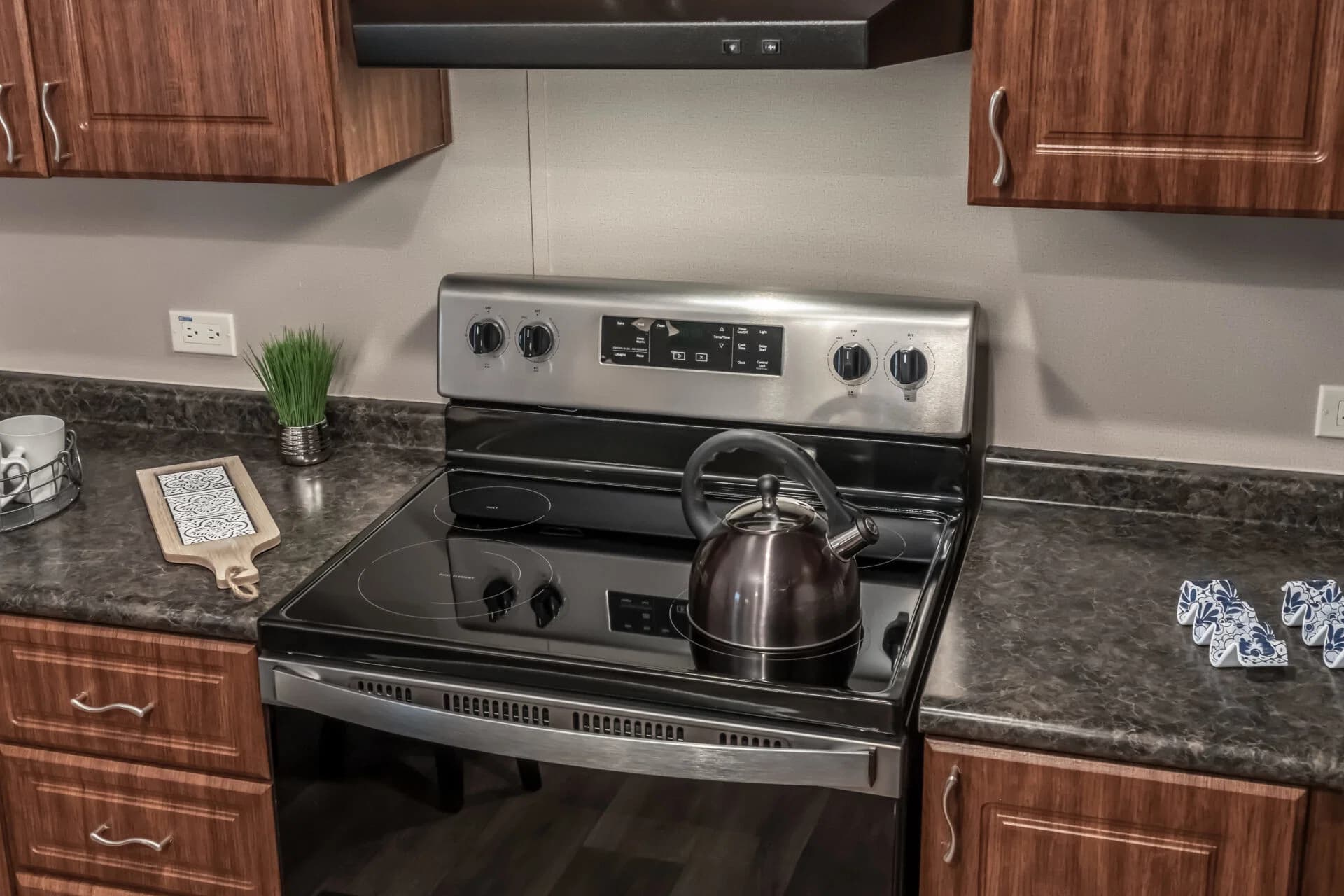 Classic c-1664-32c kitchen home features