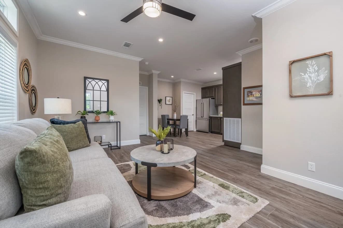 The chariot 24442a interior home features