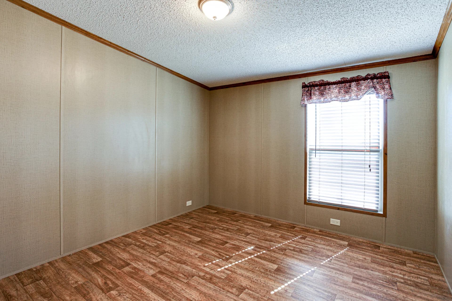 Heritage h-3256-42a bedroom home features