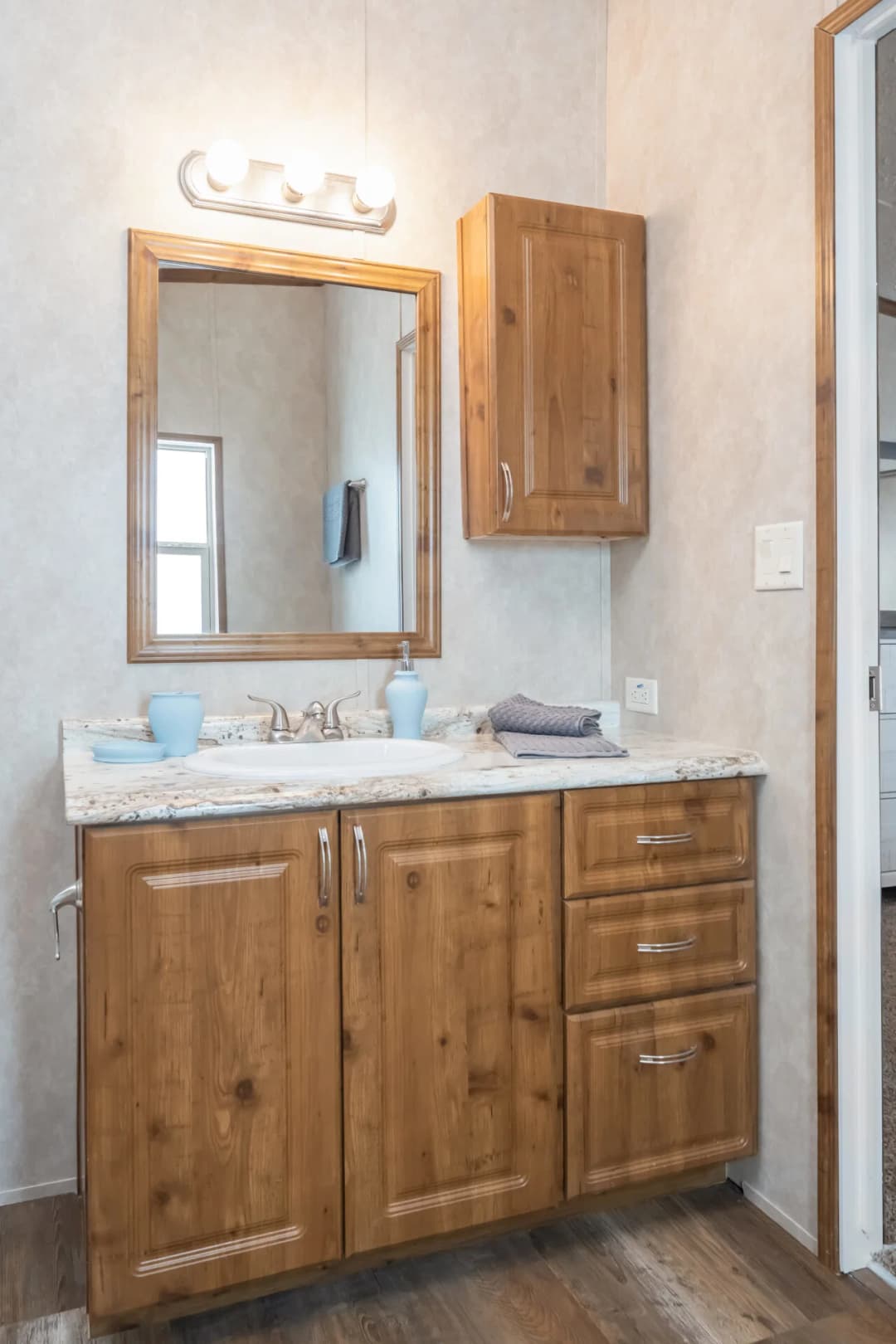 Classic c-3248-32b bathroom home features