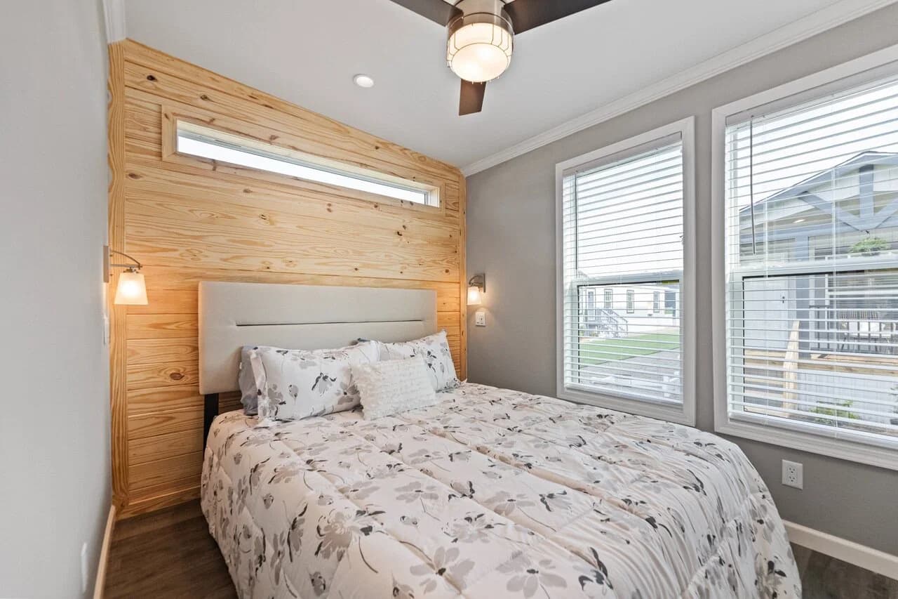 Wedge 13442s bedroom home features