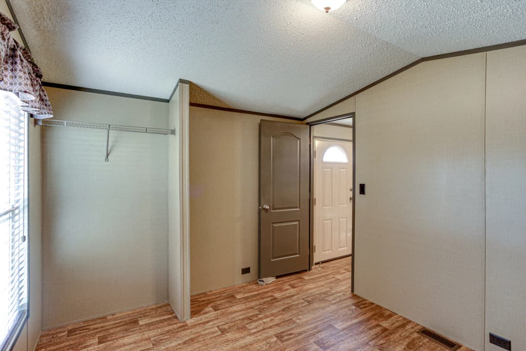 Select s-1256-21a bedroom home features