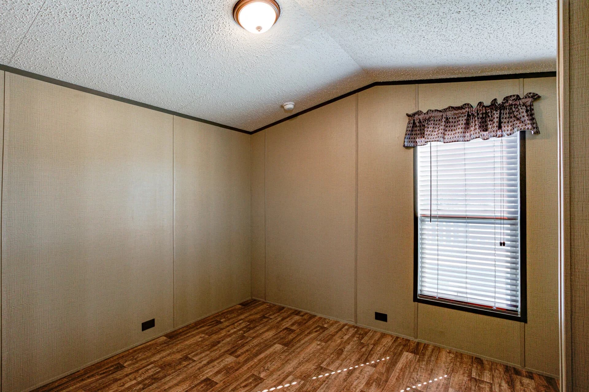Select s-1256-21a bedroom home features