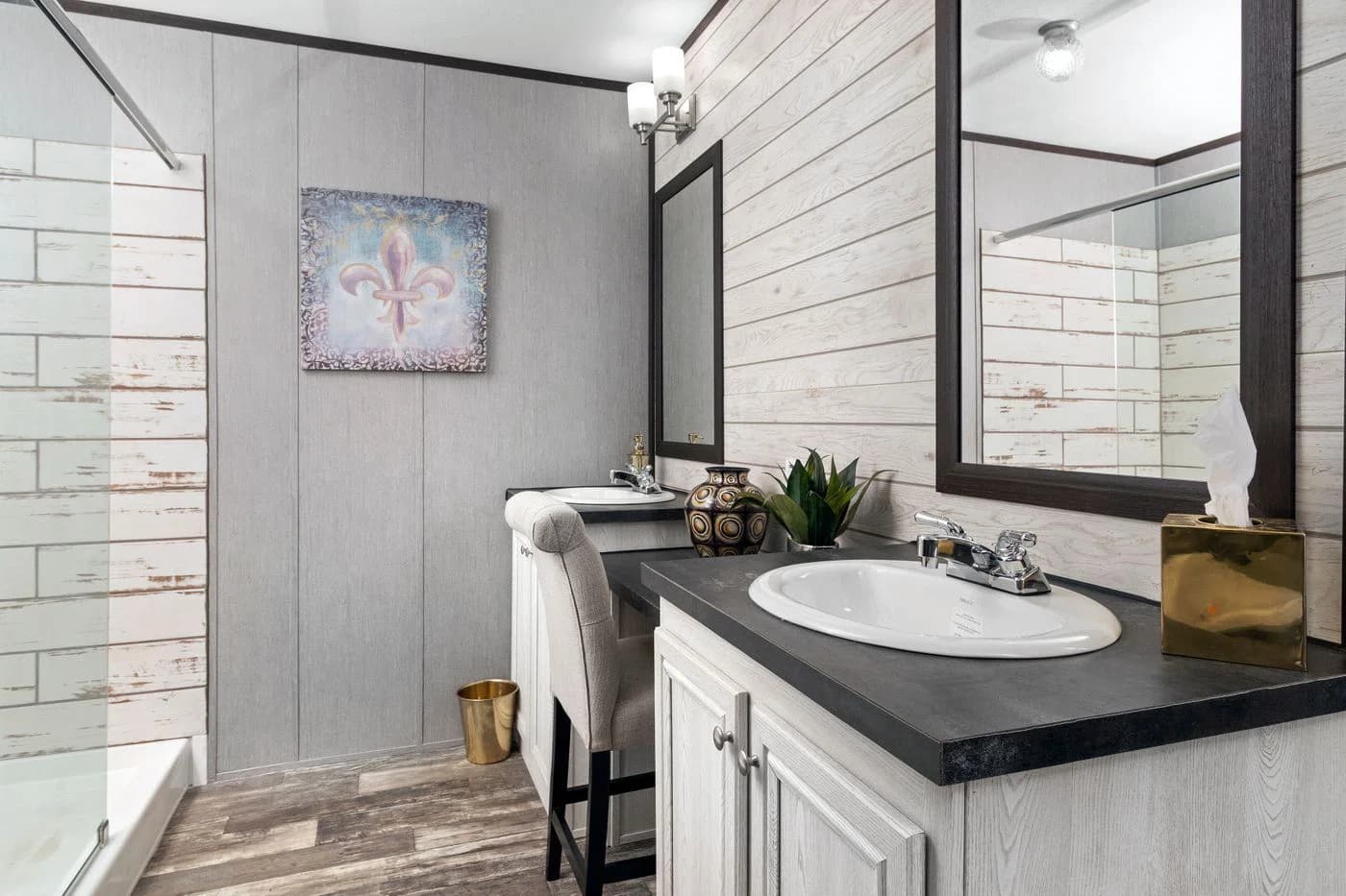 The seaside bathroom home features