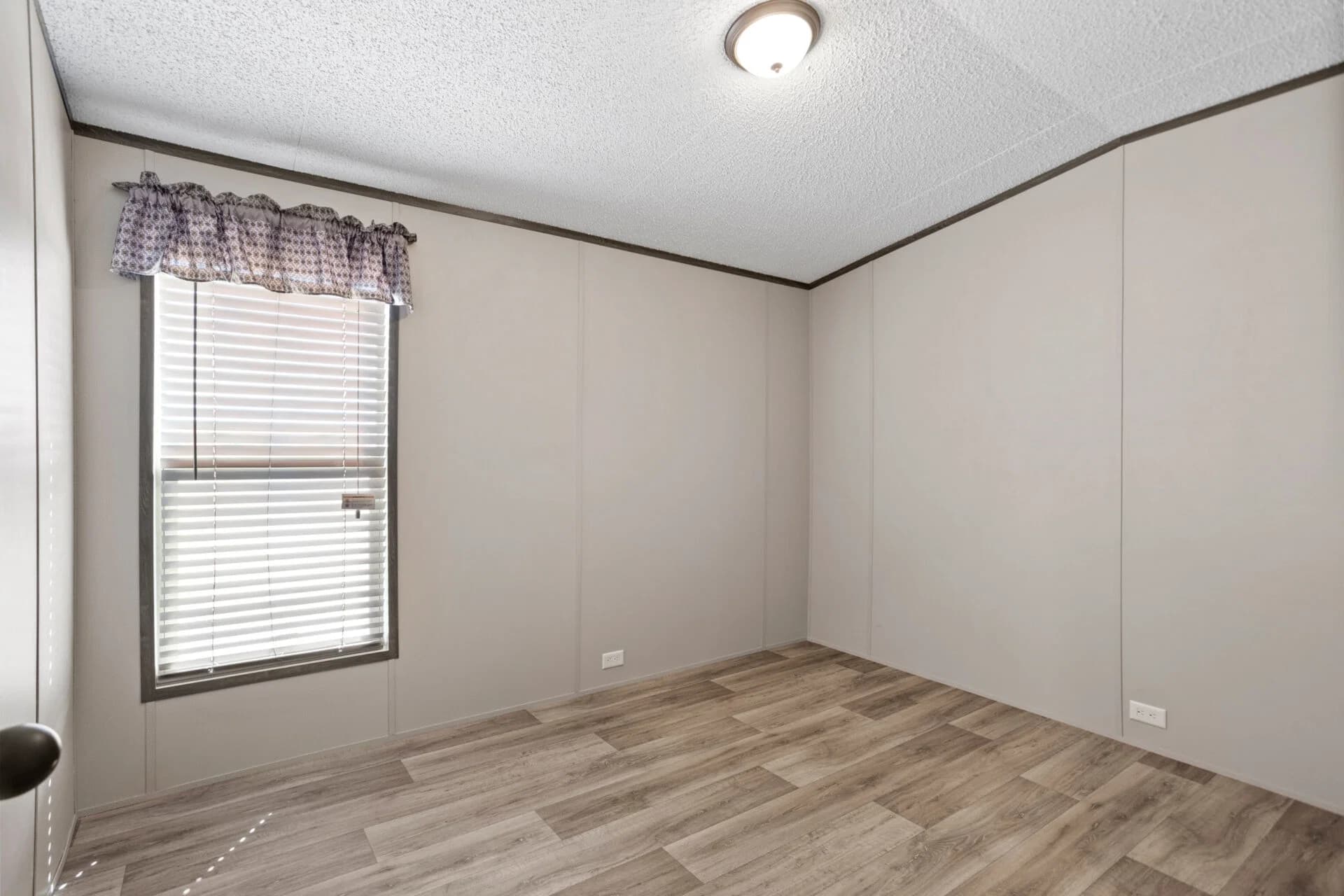 Classic c-1672-32c bedroom home features