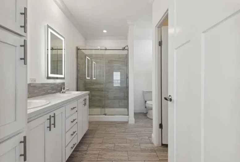 Mullett bathroom home features