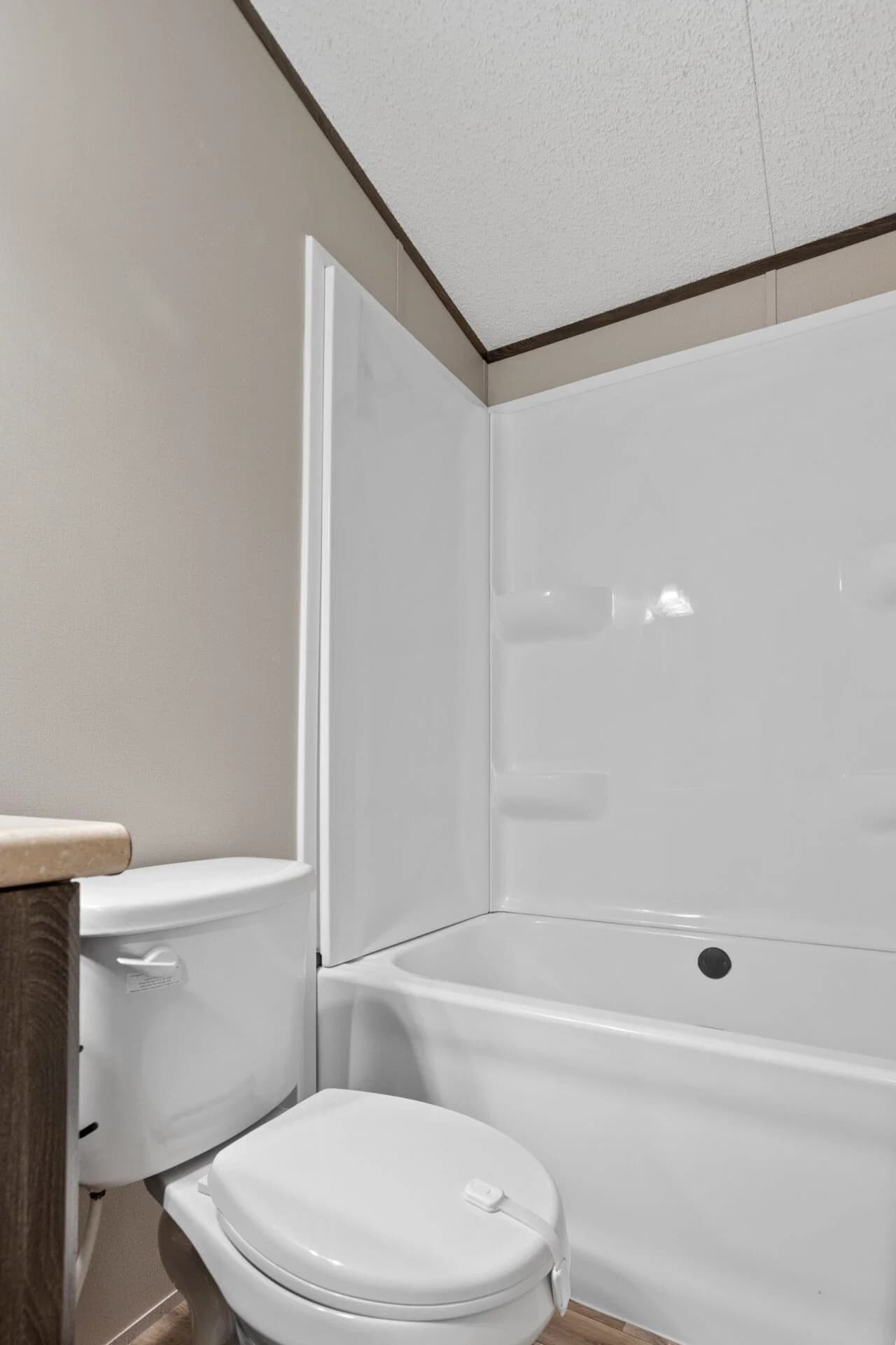 Classic c-1672-32c bathroom home features