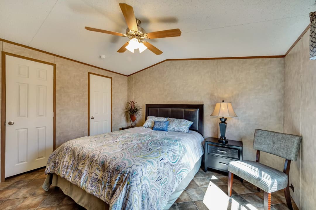 Select s-1684-42a bedroom home features