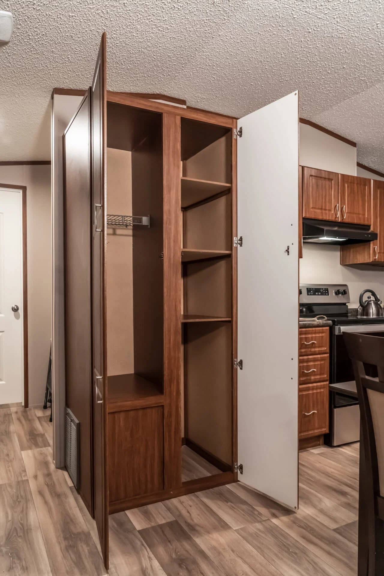 Classic c-1664-32c interior home features