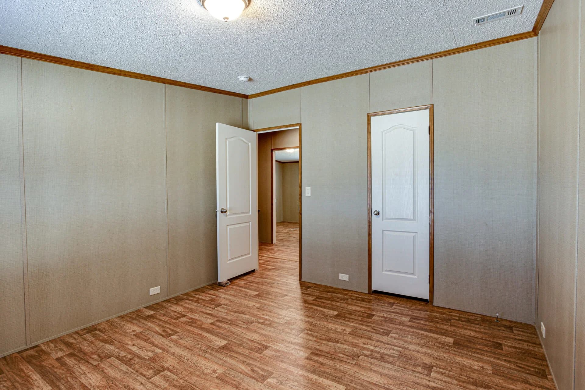 Heritage h-3256-42a bedroom home features