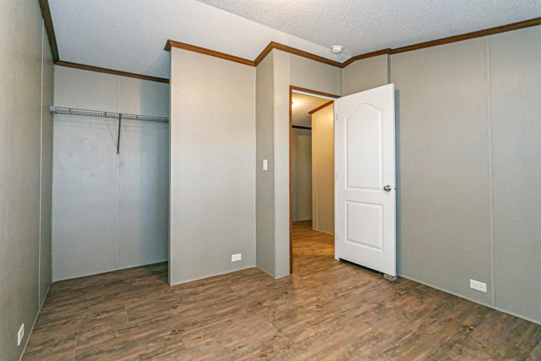Heritage h-1872-32a bedroom home features
