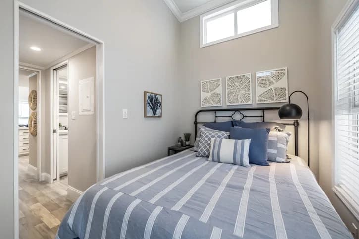 Eagle 11341a bedroom home features