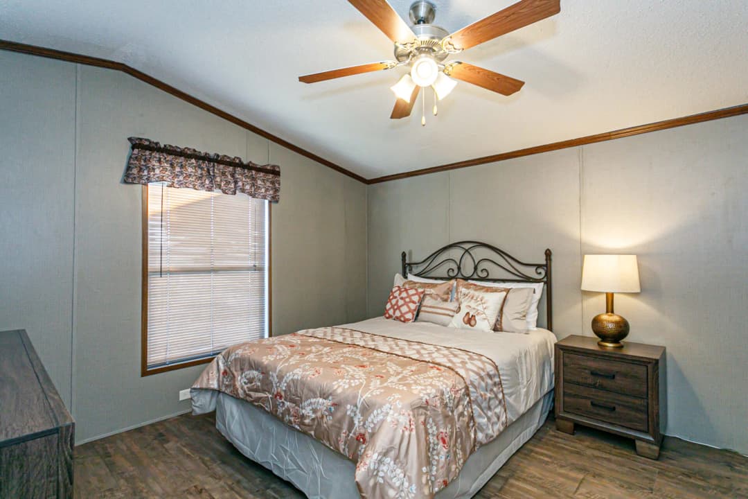 Heritage h-1872-32a bedroom home features