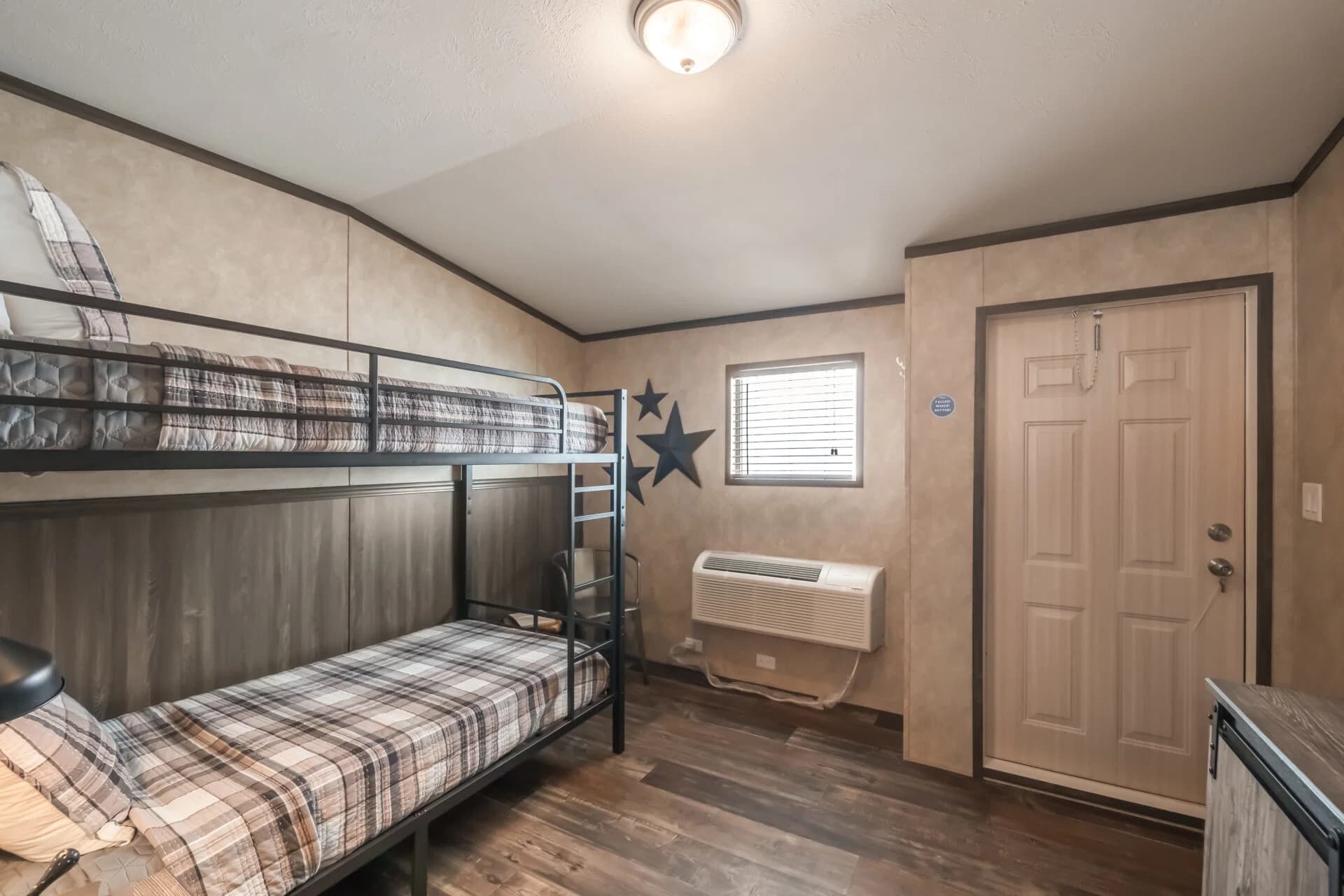 Workforce o-16×76-66aof bedroom home features