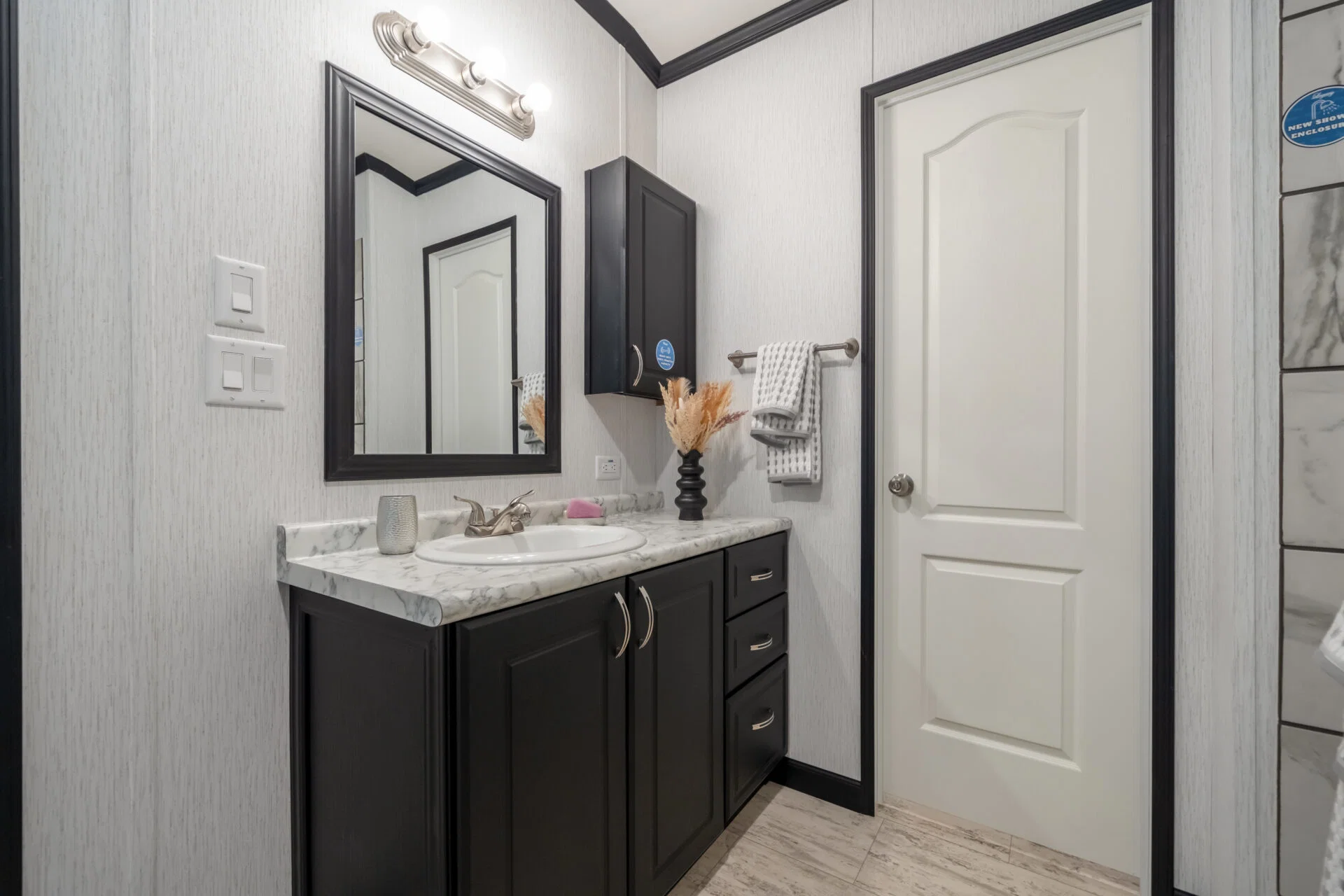 Classic c-1680-32m bathroom home features