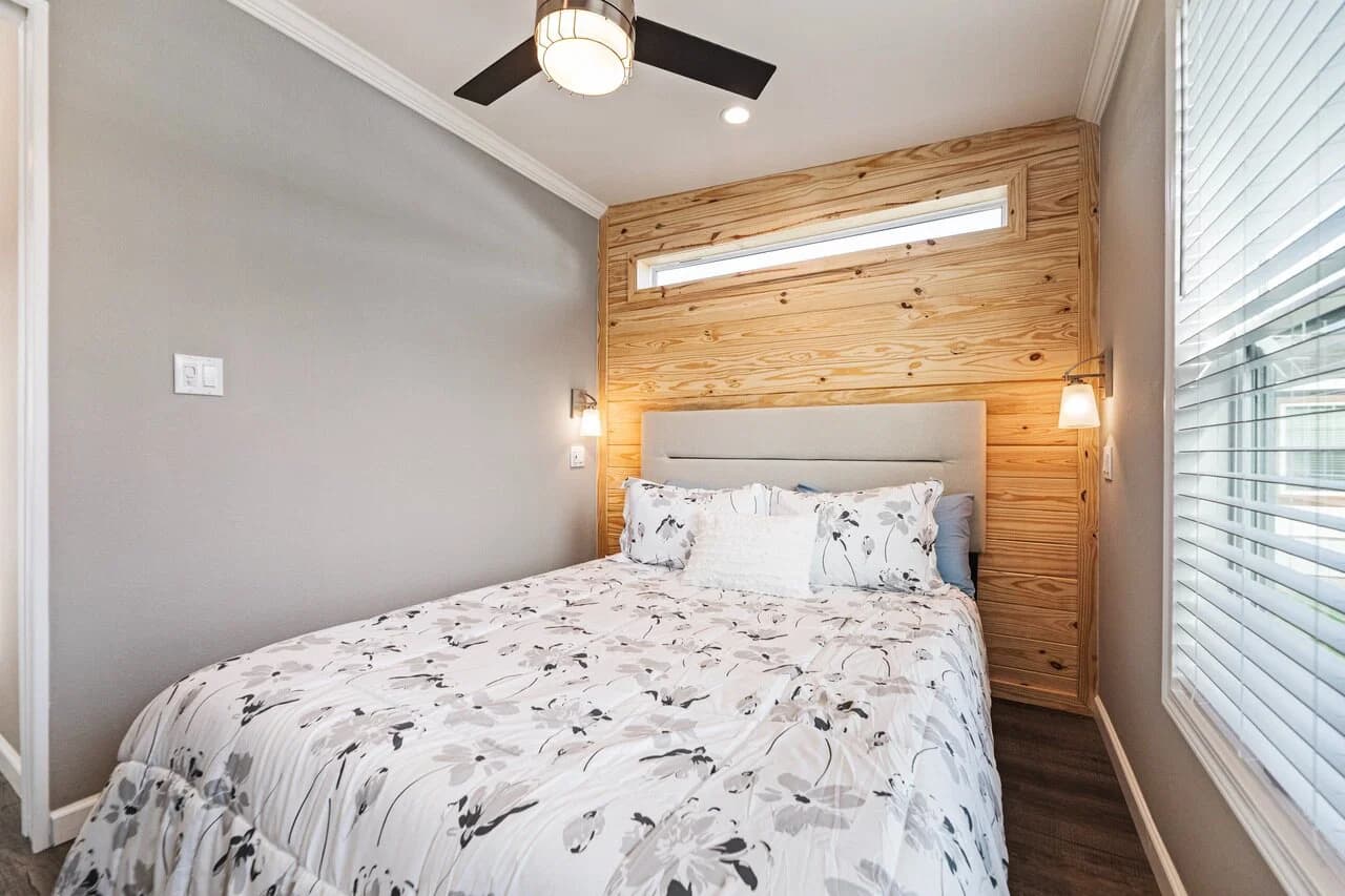 Wedge 13442s bedroom home features